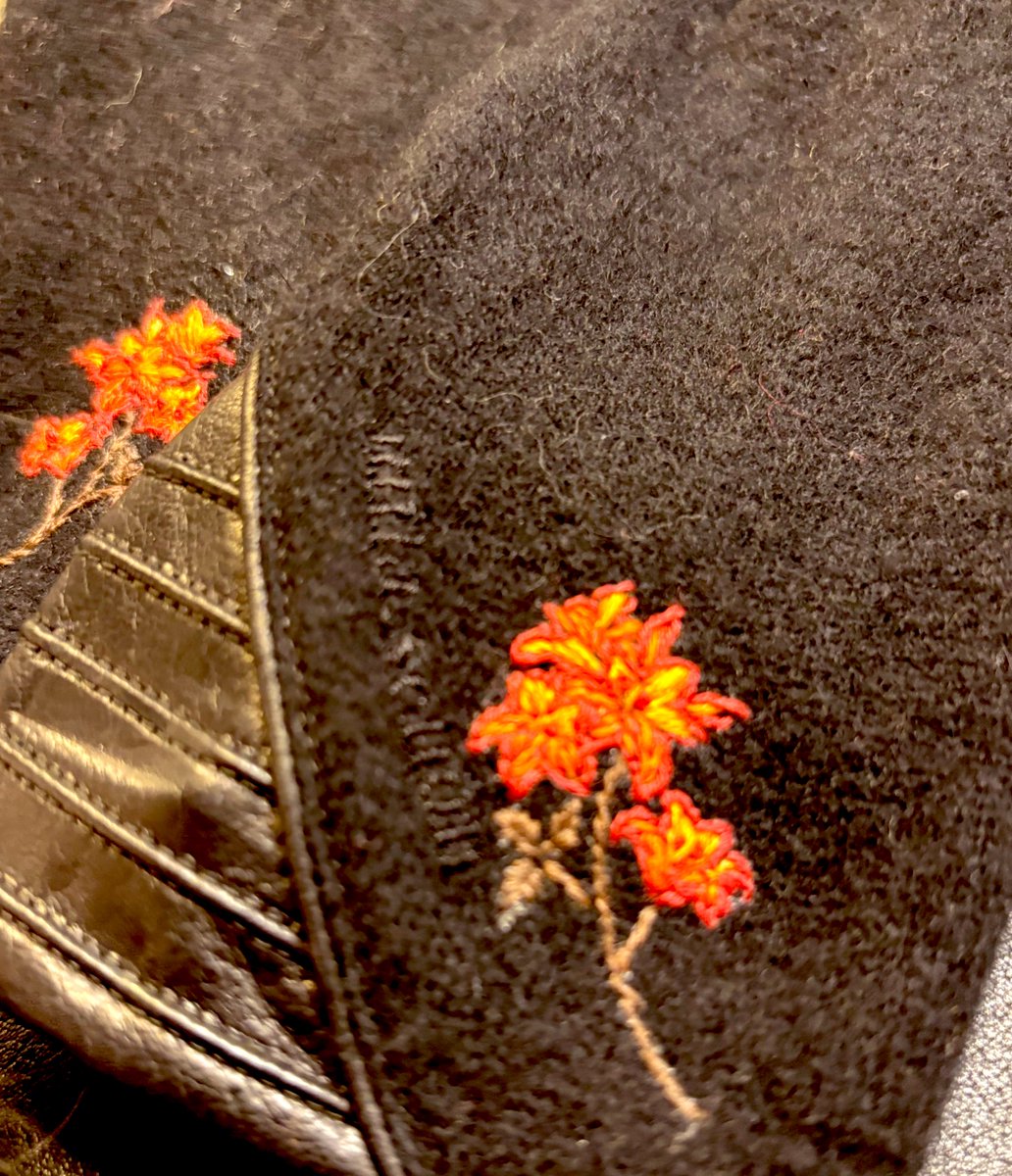 できた！！！！紅蓮の花を刺繍した手袋です！！！！！！！ほぼイメージ通り！！！！！！もう春ですが！！！！！！