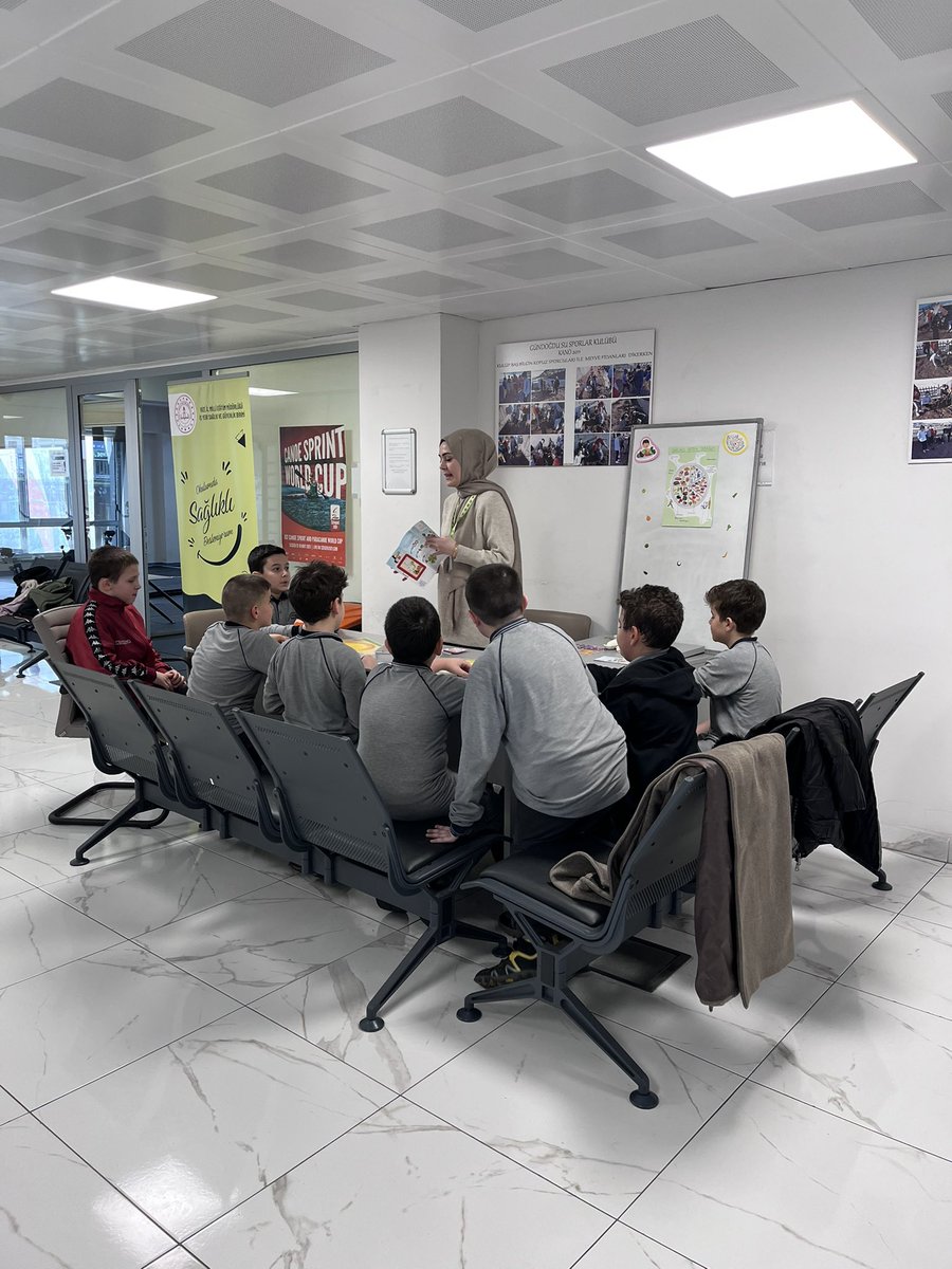 rizememisgb's tweet photo. Programda;
✅ Günlük en az 1 saat hareketin önemi
✅ Dengeli beslenme alışkanlıkları
✅ Su tüketiminin gerekliliği

vurgulandı.

“Hareket eden çocuk, güçlü çocuk!” 💪

@tcmeb @meb_dhgm @mebisgb @ozkan_meb @GlcanKILIN3 @RizeMem53 @akmeseibrahim https://t.co/b3hrB6mfQ0