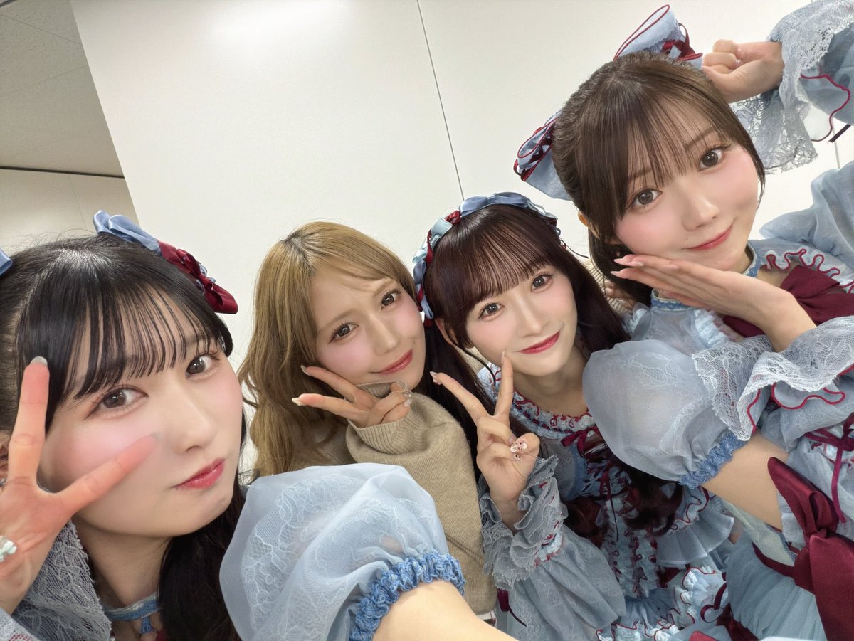 えみりさなあんお見送り会
とっても楽しかった〜〜〜🐈‍⬛💌˖°

イコラブのお姉さん組中毒なった？❤︎

寒かったと思うからゆっくり休んでね🥺
ありがとうございました✨