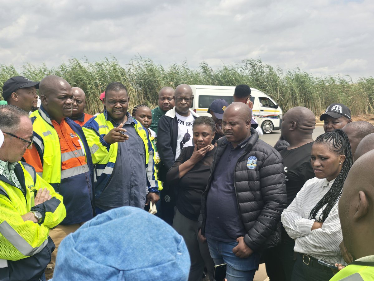 JacobMamaboloSA's tweet photo. As part of the work of the Water IGR Operations Centre, together with a team of engineers and technicians from @GPDID we visited the Spaarwater Dam in Ekurhuleni. The dam poses a danger to motorists when it overflows during rainy season. #BuildingSmartCities #TacklingG13 https://t.co/j0WuQAIVPT