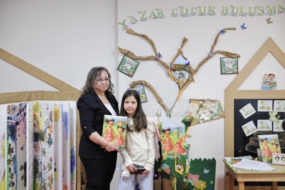 İzmir depreminin simge isimlerinden Ayda Gezgin büyüdü. Rıza Bey Apartmanı enkazından 91 saat sonra sağ çıkarılarak tüm Türkiye’ye umut olan Ayda, şimdi anaokulu öğrencilerine depremi ve deprem anında yapılması gerekenleri anlatıyor.