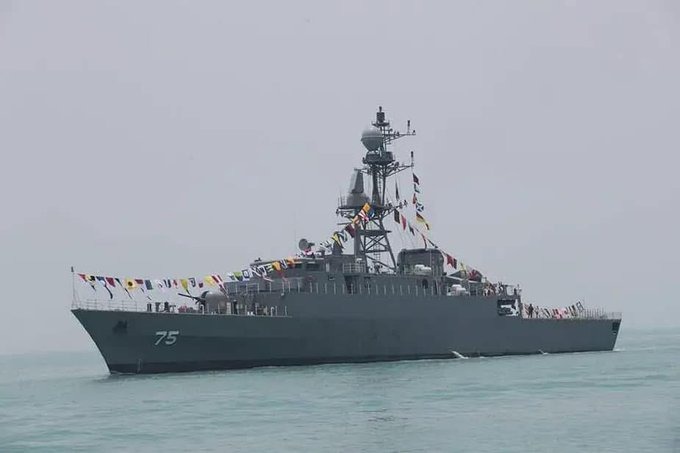 🇮🇷🇱🇰 The Iranian warship IRIS Dena is going down off the coast of Sri Lanka after a US Navy strike. Only 30 of the 180 sailors on board have been rescued so far.

The Dena is one of Iran's most prized warships, built entirely in Iran and commissioned in 2021. Just weeks ago it