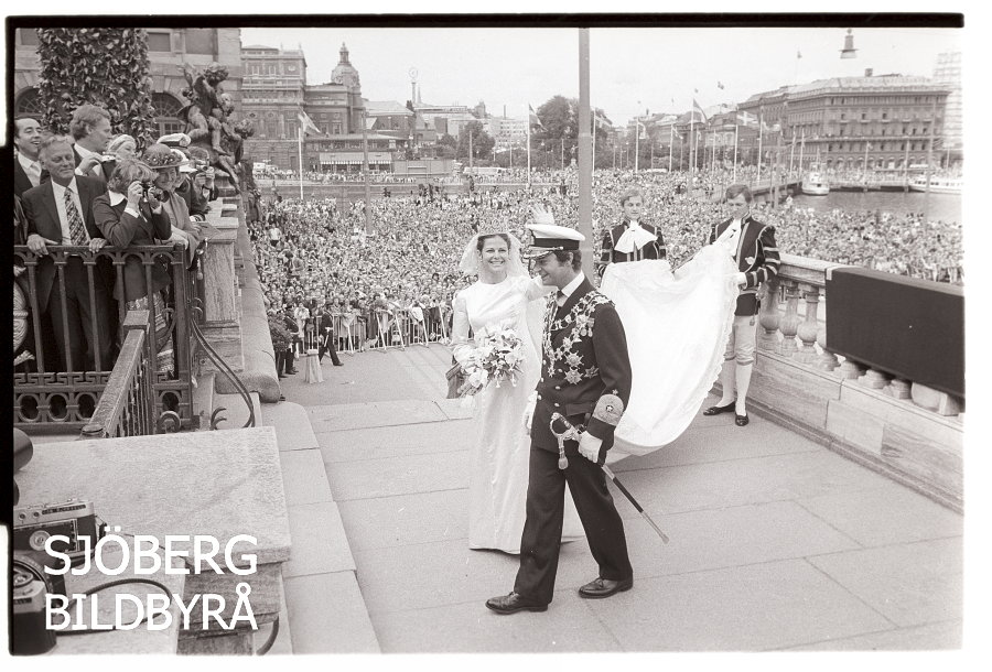 Sjobergbild's tweet photo. Det kungliga guldbröllopet närmar sig och jag skannar från arkivets originalnegativ. Fina bilder.
Silvia var den första icke-adliga personen som gifte sig med en regerande svensk monark. 

#19juni #guldbröllop #1970talet #Nyhet #Nyheter #50årsedan #händelser1976 #bilder https://t.co/4t9SDAAFGA