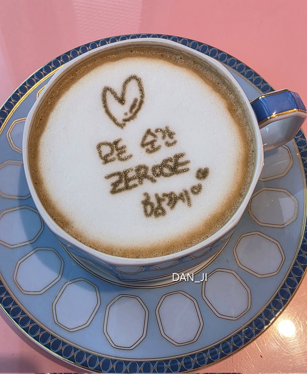 SUNGHANBIN X SWAROVSKI
스와로브스키 플래그십 도산파크
&amp; 카페 스와로브스키 🩷

한빈 에디션 쭉 깔아주셨어요👍✨️
네컷사진 너무 예쁘게 나와요🥹💕
한빈 음료 드시고 미니포스터 받아가세요🫶
1잔당 1개 증정이네요💕

#SUNGHANBIN #SWAROVSKI
#SUNGHANBINXSWAROVSKI