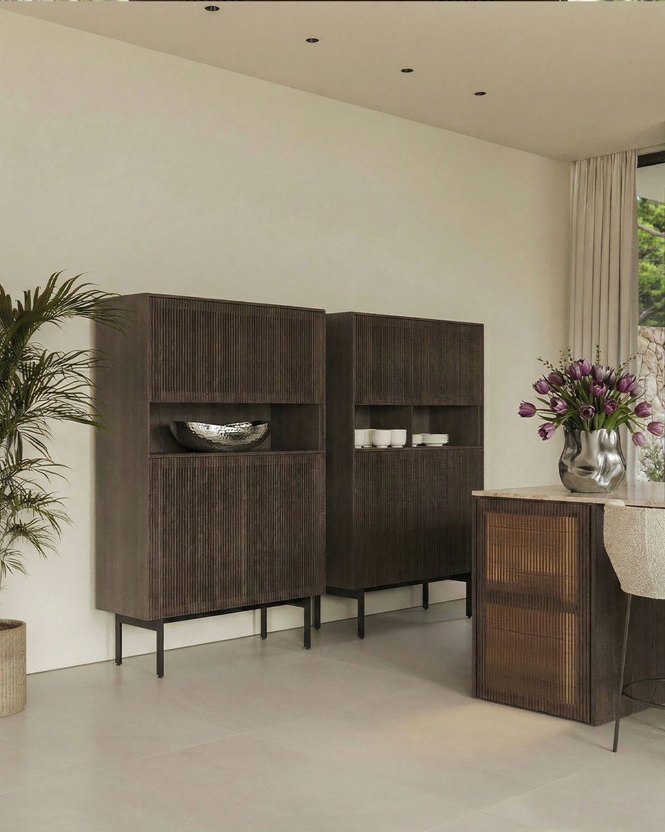 LivareaBerlin's tweet image. Dein Esszimmer, aber als Kunstgalerie.

Der skulpturale Coral Esstisch mit seinem markanten Holzfuß und die eleganten Punt Malmö Highboards machen jedes Dinner zum absoluten Design-Erlebnis. 
livarea.de/punt-malmo-hig…

#Esszimmer #InteriorDesign #DesignMöbel #Livarea #Holzmöbel