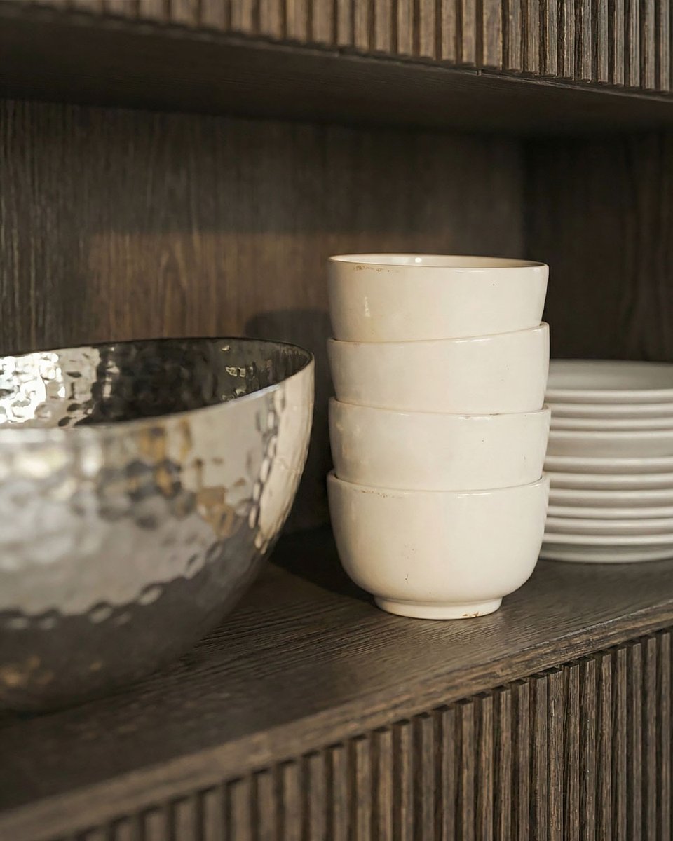 LivareaBerlin's tweet image. Dein Esszimmer, aber als Kunstgalerie.

Der skulpturale Coral Esstisch mit seinem markanten Holzfuß und die eleganten Punt Malmö Highboards machen jedes Dinner zum absoluten Design-Erlebnis. 
livarea.de/punt-malmo-hig…

#Esszimmer #InteriorDesign #DesignMöbel #Livarea #Holzmöbel