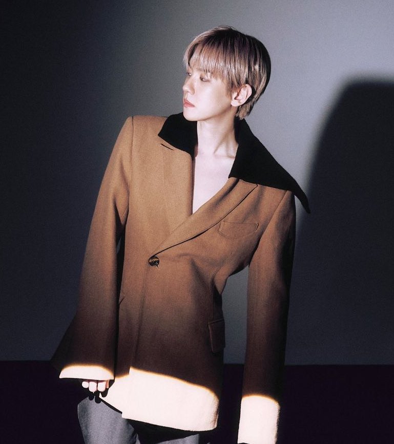 _cosmiclue's tweet photo. this genre of baek poses https://t.co/PljRRDNOvf