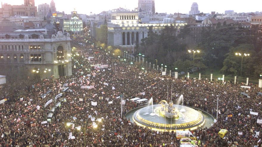 Sánchez recupera el “no a la guerra”, las cuatro palabras que provocaron una gran movilización de la izquierda española hace justo 23 años.

📷 Esta manifestación es del 15 de febrero de 2003👇🏽