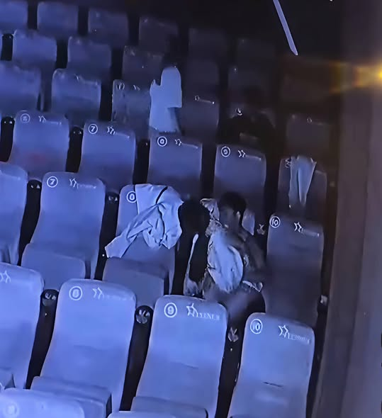 official69880's tweet photo. This cinema 🎦 is so creepy — four people watching a movie suddenly turned into two 😱😱😱
#creepy #cinema #horrorstory #morii https://t.co/fjCajpvTf9
