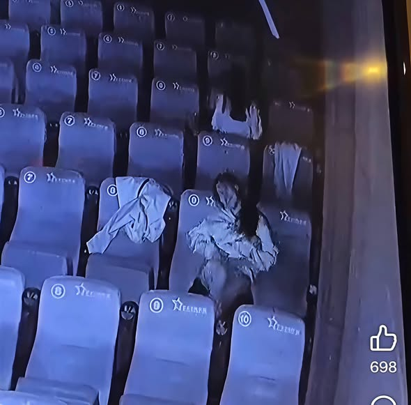 official69880's tweet photo. This cinema 🎦 is so creepy — four people watching a movie suddenly turned into two 😱😱😱
#creepy #cinema #horrorstory #morii https://t.co/fjCajpvTf9
