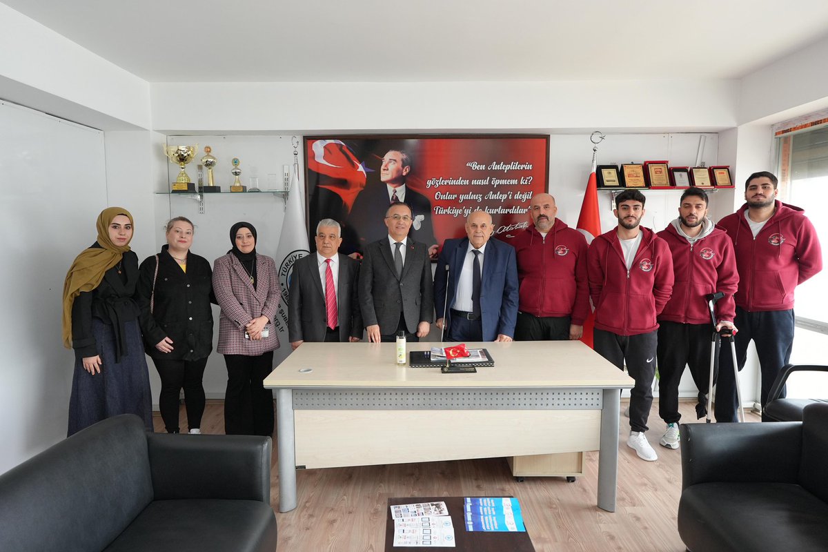 gantepvaliligi's tweet photo. Türkiye Sakatlar Derneği Gaziantep Şubesi’ni ziyaret eden Valimiz Kemal Çeber, Dernek Başkanı Hulusi Kalender ve dernek üyeleriyle bir araya gelerek bir süre sohbet etti.

Ziyarette engelli vatandaşlarımızın hayatını kolaylaştırmaya yönelik talepler ve yürütülen faaliyetler üzerine istişarelerde bulunuldu.

Valimiz, her zaman engelli bireylerin yanında olmaya devam edeceklerini ifade ederek dernek çalışmalarında emeği geçen herkese teşekkür etti.