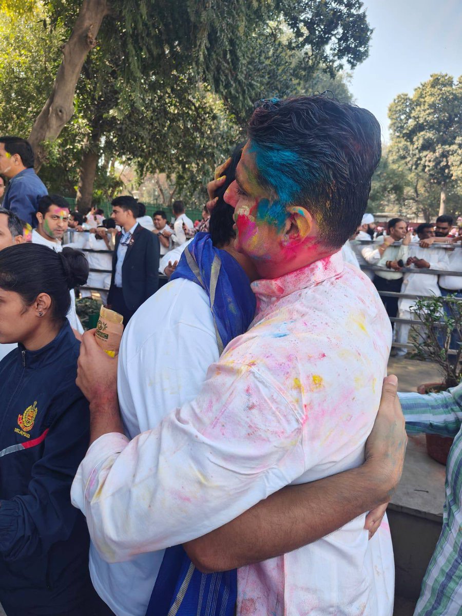 होली के पावन पर्व पर यूथ कांग्रेस अध्यक्ष <a href="/UdayBhanuIYC/">Uday Bhanu Chib</a> जी के साथ रंग लगाकर उन्हें शुभकामनाएं दी।

मुझे खुशी है कि एक लंबे संघर्ष के बाद उदय और उनके साथी इस त्योहार पर हमारे बीच मौजूद हैं। नफरत की राजनीति के विरुद्ध उन्होंने जिस सहनशीलता और धैर्य के साथ पार्टी के संदेश को साझा