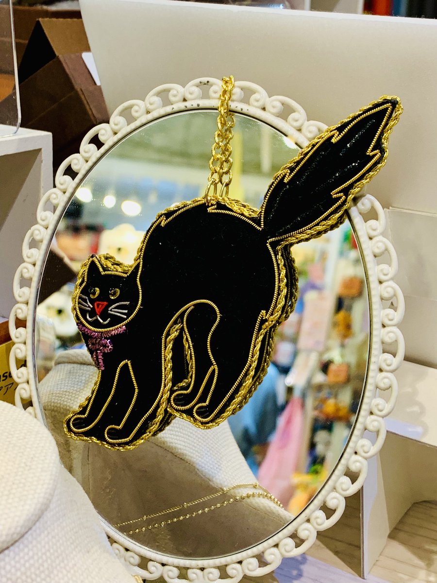 インド🇮🇳の伝統的な刺繍方法であるザリ刺繍🪡のキーホルダー