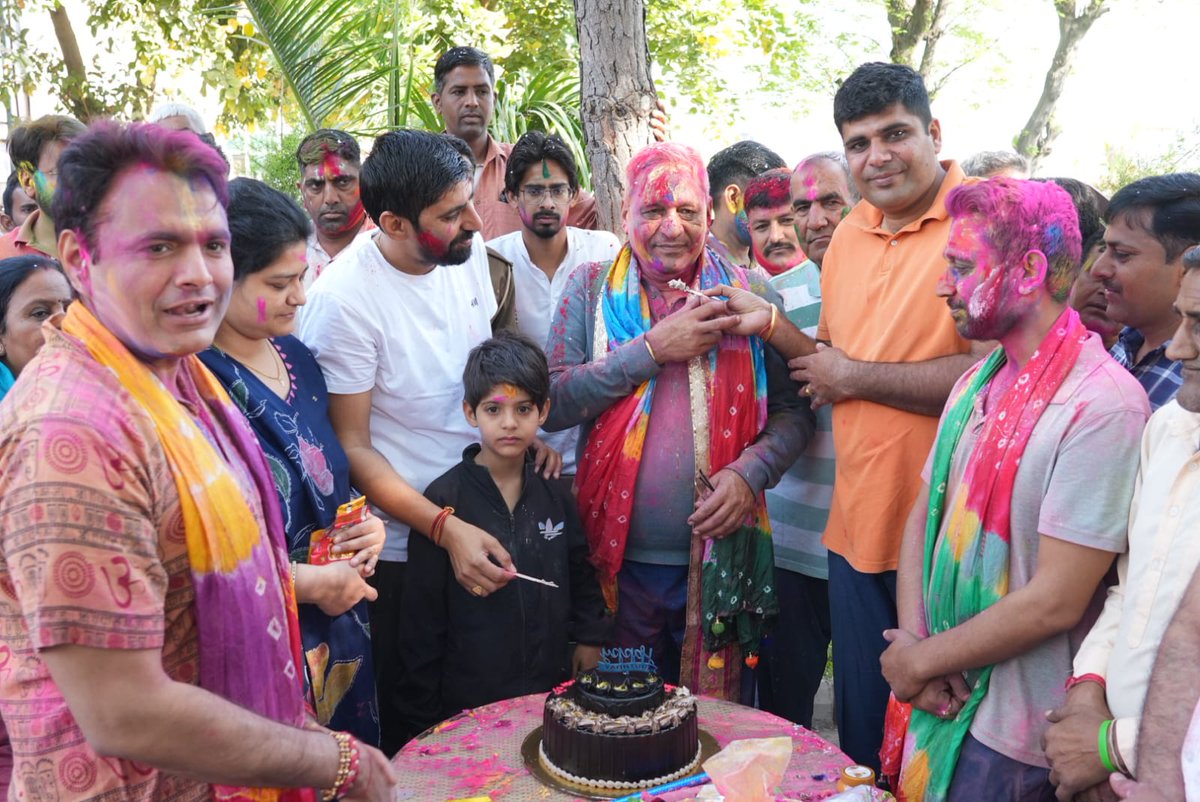 RanbirGangwa's tweet photo. आज हिसार निवास पर अपनों के संग होली के पावन अवसर पर अपना जन्मदिन बड़े ही हर्षोल्लास और आत्मीय वातावरण में यादगार बनाया।
आप सभी का हार्दिक आभार एवं अभिनंदन!
मेरे जन्मदिन के अवसर पर आप सभी के द्वारा प्राप्त अपनत्व, स्नेहपूर्ण बधाइयाँ एवं शुभकामनाएँ मेरे जीवन की अमूल्य पूंजी हैं। https://t.co/rFraZSP89n
