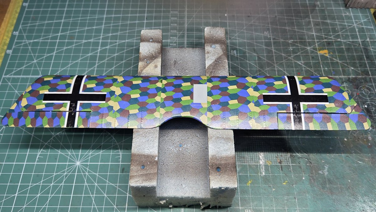 WINGNUT WINGS  1/32
Pfalz D.Ⅲa

上翼上面のデカール貼り終了

十分な乾燥後、クリアー吹いて細部の塗装をする訳ですが
マステにデカール持って行かれるイメージしか浮かびませんですね　
まぁ
文句言うなら塗装しろっっっ
と言うことでしょうが...