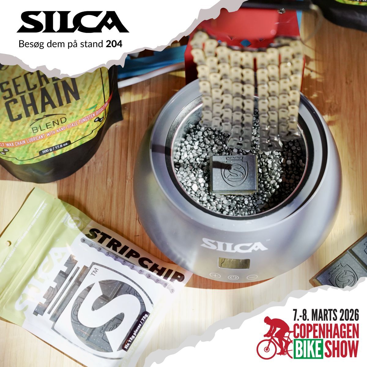Oplev Silca på Copenhagen Bike Show 2026 🔥 

Vi har alle oplevet de korte øjeblikke af perfektion, der sker, mens vi er ude på en tur. 

Vi har hørt den perfekte stilhed af en finjusteret landevejscykel. Vi har taget det svære sving helt perfekt under det lokale crossløb.