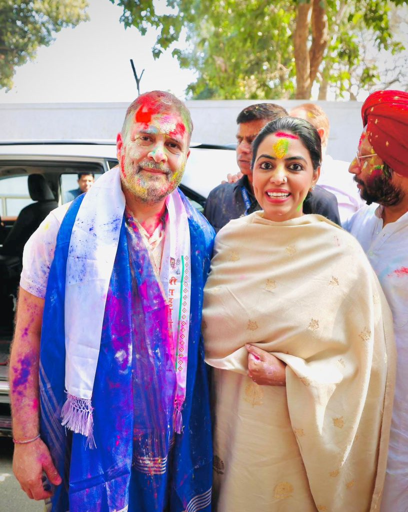DivyaMaderna's tweet photo. आप सभी को होली की हार्दिक शुभकामनाएँ।

आज कांग्रेस कार्यालय, 24 अकबर रोड में नेता प्रतिपक्ष श्री @RahulGandhi जी के साथ होली के रंगों और खुशियों को साझा करने का अवसर मिला।

रंगों के इस पावन पर्व ने खुशियों, सौहार्द और एकता के संदेश को और भी प्रगाढ़ किया।

📍 नई दिल्ली https://t.co/mLkGyCnjnk