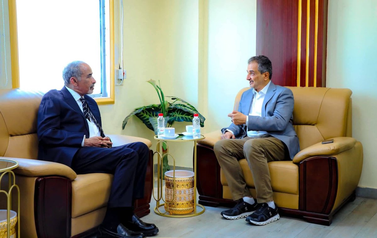 كلها تنتهي في نفس التوقيت...
في الكهرباء:نقصت ساعات البرود...
في الرواتب:مافيش رواتب من شهر 11...
والغاز:الطوابير تعلن أننا في أزمة مضيق هرمز...
كل الوعود تبخرت,,,والحكومة تريد تقضي على الفساد...
والبعوض ما يرحم أحد...
عساك في احسن حال يابن حامد... لملس