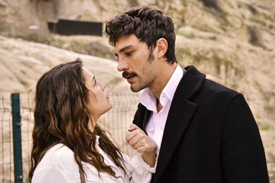 “Yıldız ‘a olan aşkı içinde”✨

Ağam çayır çimen geze geze
yine yeniden yıldız’ı sıkıştırmış 

görünmez iplerle bağlı olan ruh eşi
ağamı çağırmış 

“Aşk ruhun eşi “

#YılSer #HalefKöklerinÇağrısı