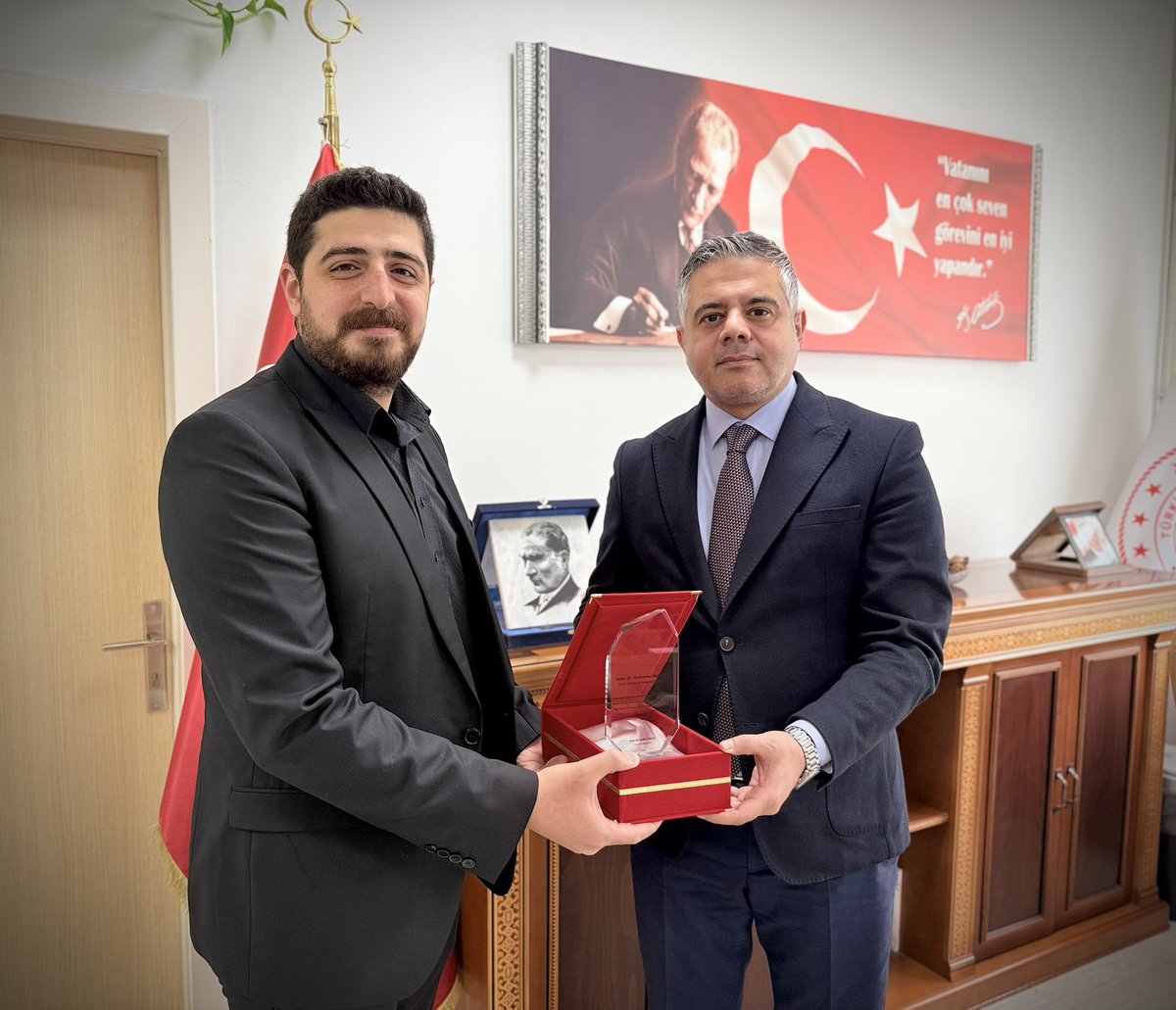 mardinilsaglik's tweet photo. Hem Ömerli İlçe Devlet Hastanesi Başhekimi hem Ömerli Toplum Sağlığı Merkezi Başkanı olarak uzun yıllar özveriyle görev yapan Dr. Muhammed Beşir KAN’a, Tıpta Uzmanlık Sınavı (TUS) dolayısıyla ilimizden ayrılması nedeniyle hizmetlerinden ötürü plaket takdim edildi.

Plaket, İl Sağlık Müdürümüz Uzm. Dr. Saffet YAVUZ tarafından yöneticilerimizle birlikte takdim edildi. Görev süresi boyunca sağlık hizmetlerinin etkin ve verimli şekilde yürütülmesine önemli katkılar sunan Dr. Muhammed Beşir KAN’a teşekkür edilerek, yeni görev yolculuğunda ve meslek hayatında başarılar dilendi.
