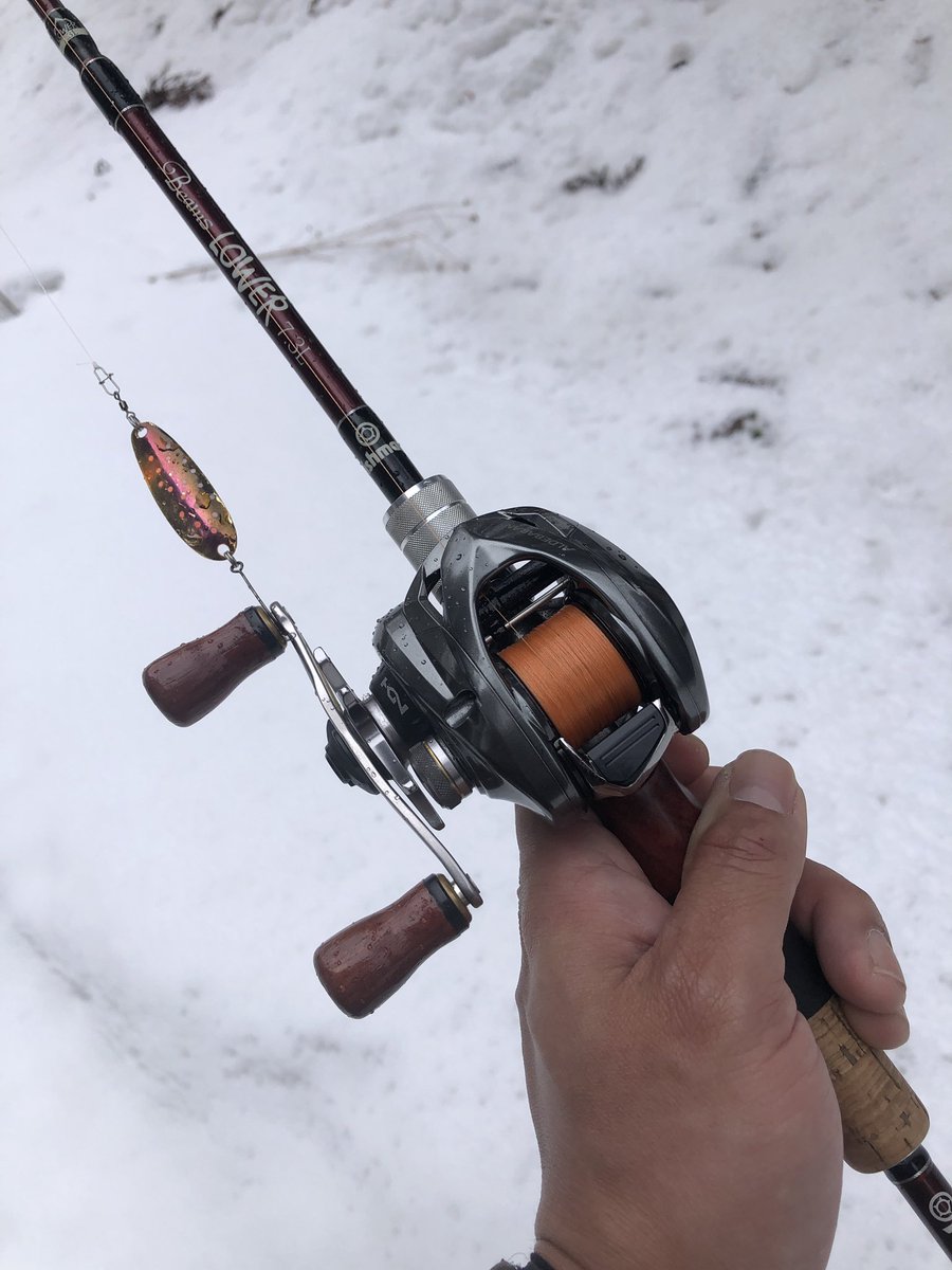 zisakukebari59's tweet photo. 歩きにくい砂利の海岸を何往復もして疲労感MAXのくせに第二ラウンド（笑）
雨降ってるから雪代が❗️••••出てねぇ😭魚っ気が全く無く完全敗北を覚悟した所で奇跡のブラウンHIT✨何とかホゲ回避✊休憩のお供は皇帝ルドルフ🐎
#北海道 #釣り #渓流ベイト #Fishman #Beams #LOWER73L #ブラウントラウト https://t.co/R2zfuACTQB