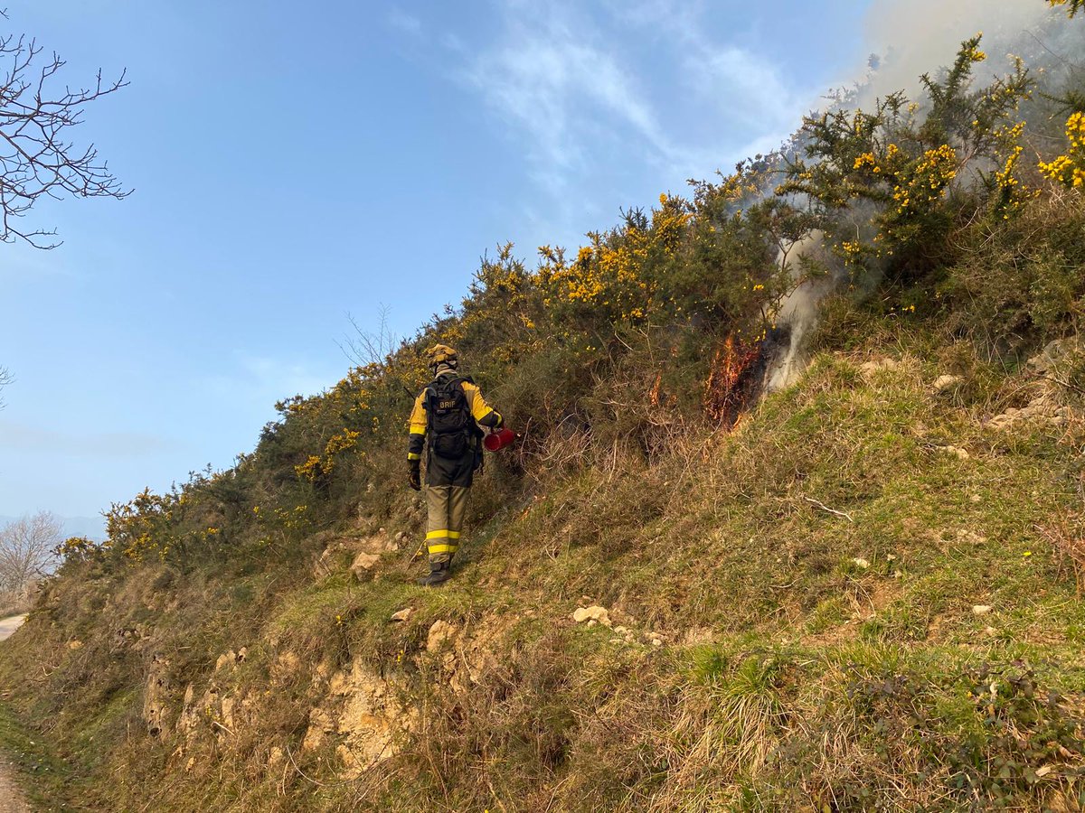 AT_Brif's tweet photo. Ayer #EPRIF Cangas de Onís+#BLP @BrifTineo+ @AgentesMN realizaron quema prescrita de 10 ha en Demués, Onís #Asturias con objetivo de regeneración y mejora de pastizales para aprovechamiento ganadero y #PrevencionIIFF.
Somos #BRIF de @mitecogob
#RxFire🔥
#GoodFire🔥 https://t.co/leYqBNfTF3