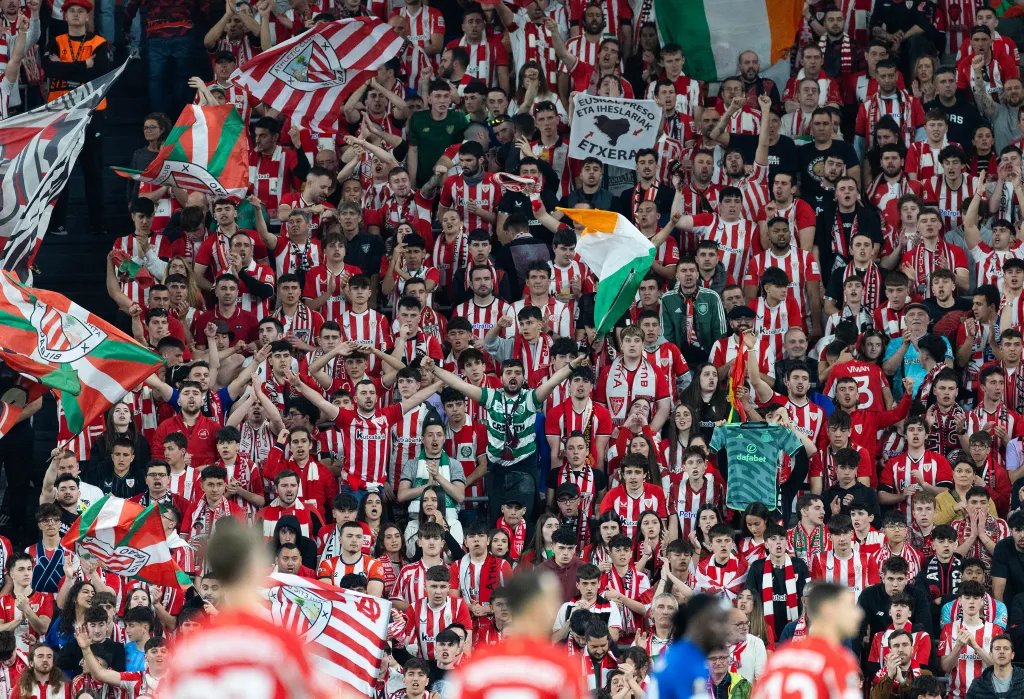 BilbaoBhoysCSC's tweet photo. Two huge games tonight for our teams:

@Athletic_en, losing 0-1, are away in the 2nd leg semi-final of the Copa Del Rey against @RealSociedad. 

Celtic away to Aberdeen. Both start at 9pm Basque time.

Two screens &amp; two victories needed, mesedez 🙏

Aupa Athletic! Up the Celts! https://t.co/xC1WT55XIo
