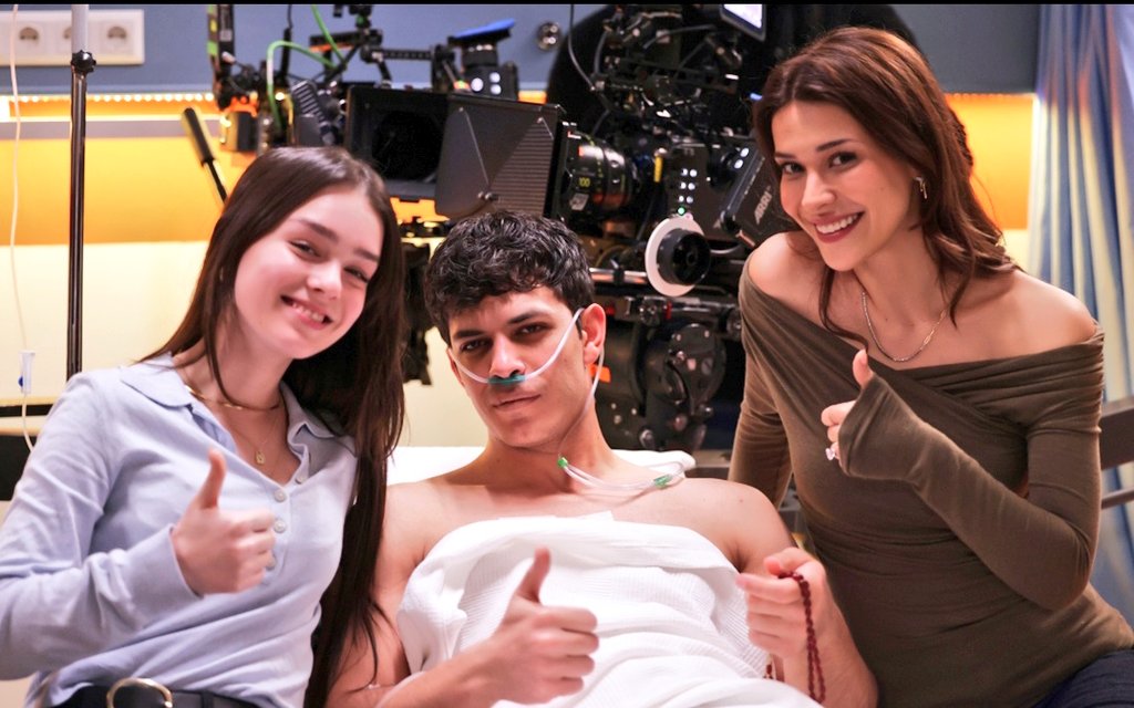 Dizinin en boş karakterleri. Biri iki gündür tanıdığı adama kırk yıldır aşıkmış gibi davranır ağlar, birine 4 tane kadın yazılır, öteki de kocasını öperek eski sevgilisine nispet yapar
#Yeraltı