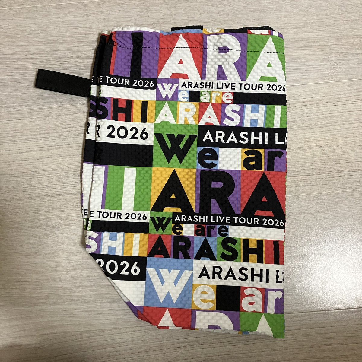 嵐ツアーグッズのバッグ、こうやって折り畳めた！買い物とか持ち歩いて