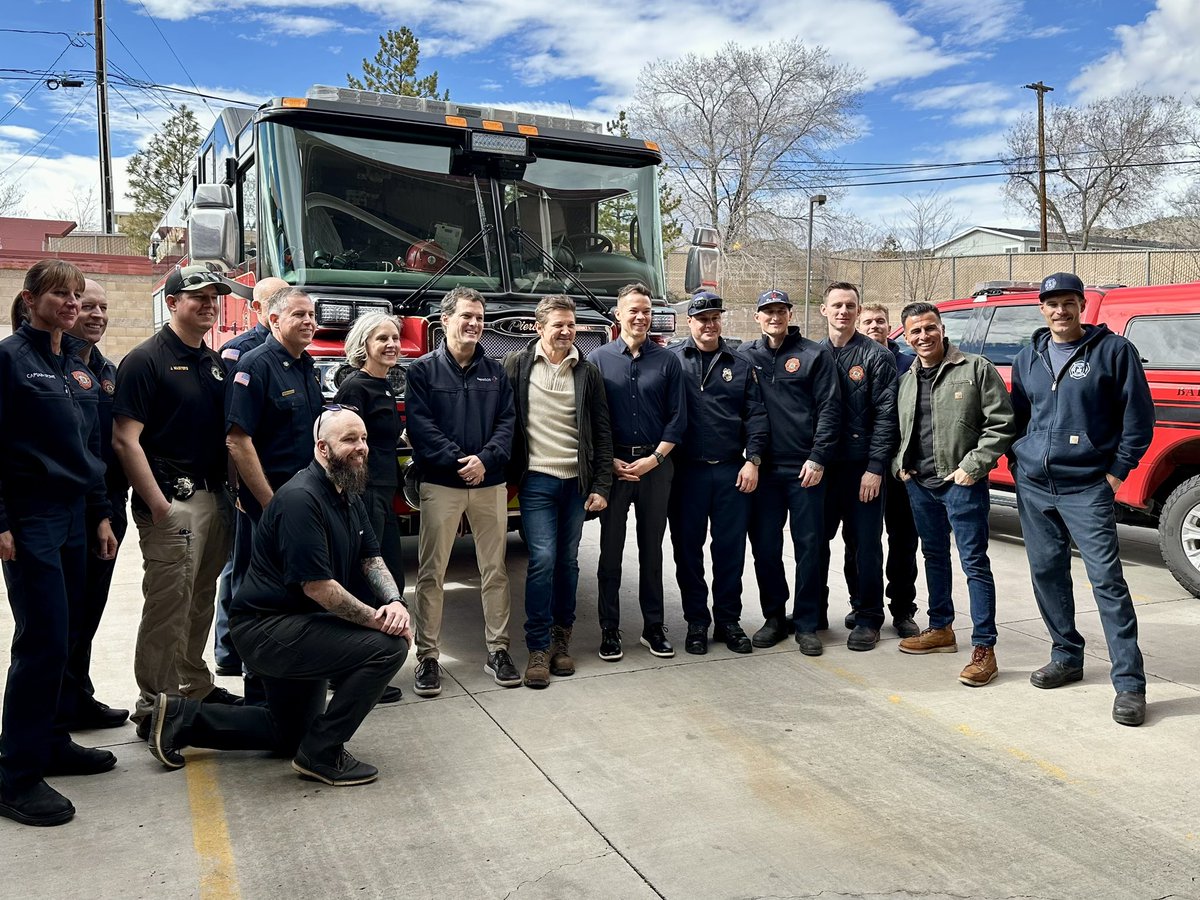 jeremy_lee75590's tweet image. Actor Jeremy Renner stopped by to spend some time with our #TMFR Firefighters. We were proud to give him a tour of Station 45 (Sun Valley) and share an update on our response systems and the work we’re doing to keep our community safe.