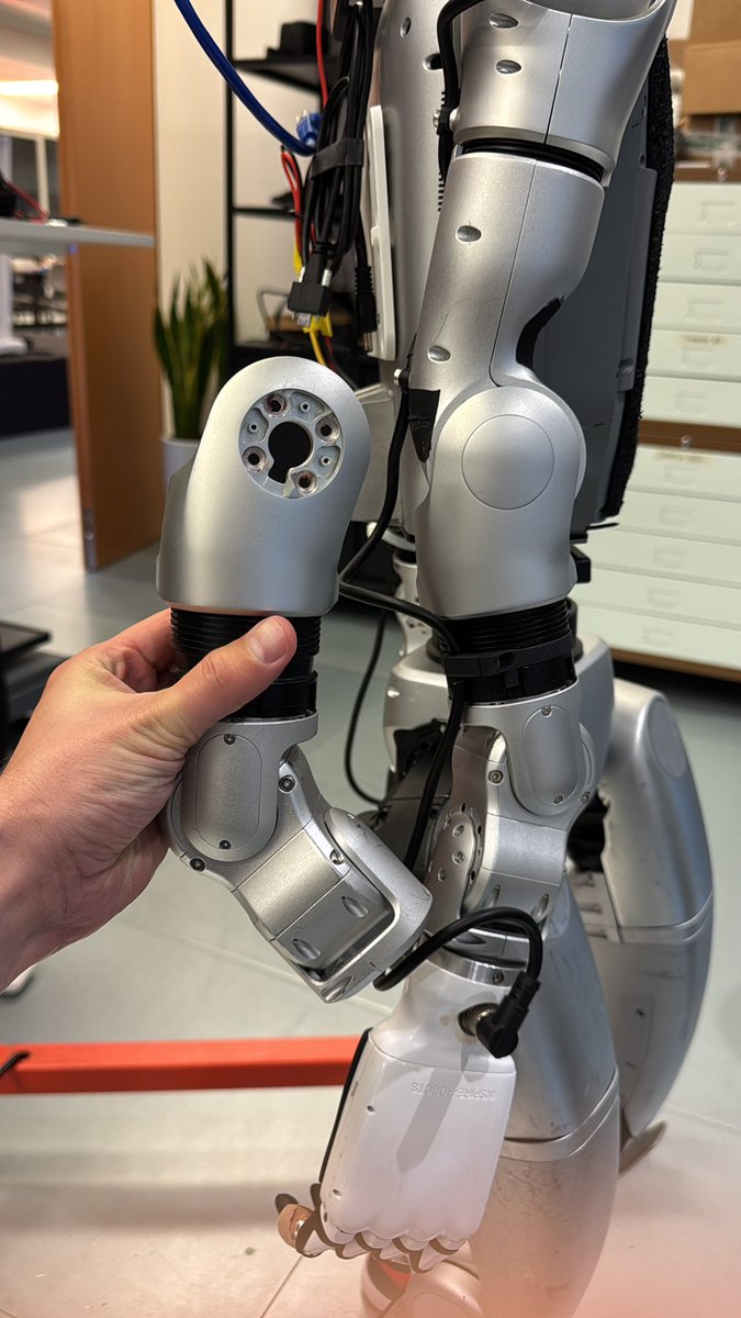 broodsugar's tweet photo. We did robot repairs today and got a new arm for @MechKenna https://t.co/KZl2xL8Ssc