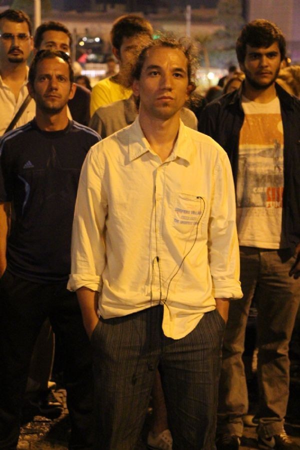 Gezi Parkı direnişinin yıl dönümünde Taksim’de “Duran adam” eylemine katıldıkları gerekçesiyle yargılanan 19 kişi beraat etti.