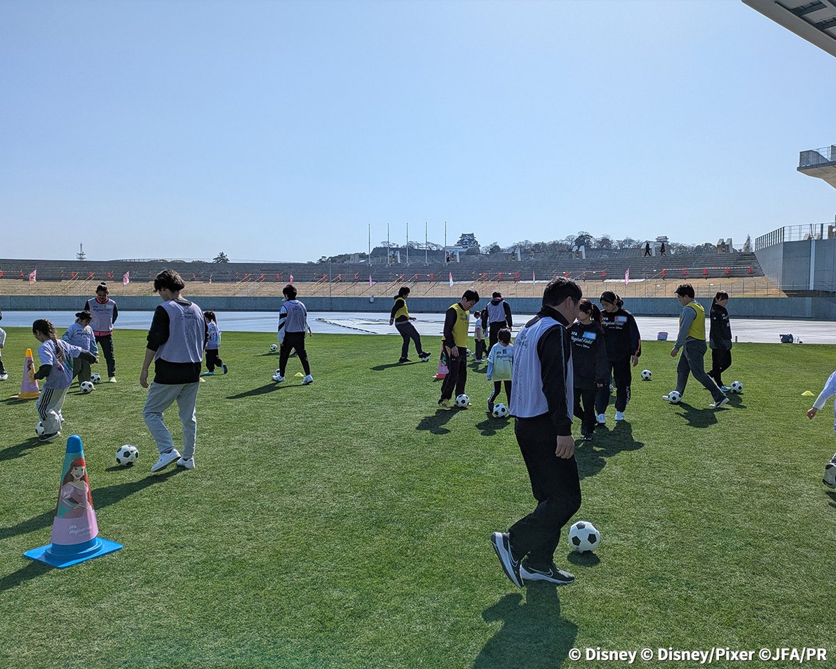 jfa_nadeshiko's tweet photo. 👑JFA マジカルフィールド Inspired by Disneyファミリーサッカーフェスティバル “ファーストタッチ”in滋賀 開催報告👑

3/1(日)、滋賀県会場・平和堂HATOスタジアムにて開催された本イベントには、午前の部 54組・午後の部 63組 、合計117組234名の皆さまにご参加いただきました👏
子どもたちも保護者の皆さんも笑顔いっぱいで、思い出に残る一日となりました✨

「たった一歩で、世界は広がる。」というコンセプトのもと、思い切ってサッカーに触れる“最初の一歩”を踏み出してくださった皆さま、本当にありがとうございました✨

参加者コメント💬　
❤「初めての参加でしたが、まずディズニーの可愛らしい雰囲気でのお出迎えで、緊張していた子どもも少し解けて、メニューをこなすにつれて笑顔がたくさん見れて、普段目にしない表情も多く、親子のコミュニケーションもたくさん取れました」

❤「普段から子どもが体験できる催しが少ないと感じていたので、今回のようなイベントを近場で開催してもらえてとても良かったと思います。
ディズニープリンセスを関連づけられていて、子どもも関心を持ちやすかったと思います。
複数人でサッカーをする機会が少ないので、他の子どもやコーチとゲームをする時間はとても貴重だったなと感じました。ありがとうございました」

本イベントは『たった一歩で、世界は広がる。』というコンセプトでウォルト・ディズニー・ジャパン株式会社とJFAが取り組む、女子サッカー応援プロジェクト「JFA マジカルフィールド Inspired by Disney」の一環として開催しています👑👗

『JFA マジカルフィールド Inspired by Disney』の詳細はこちら⏬
https://t.co/yBzYvdOaBx

#マジカルフィールド #jfa #Disney
#女子サッカー #ディズニープリンセス