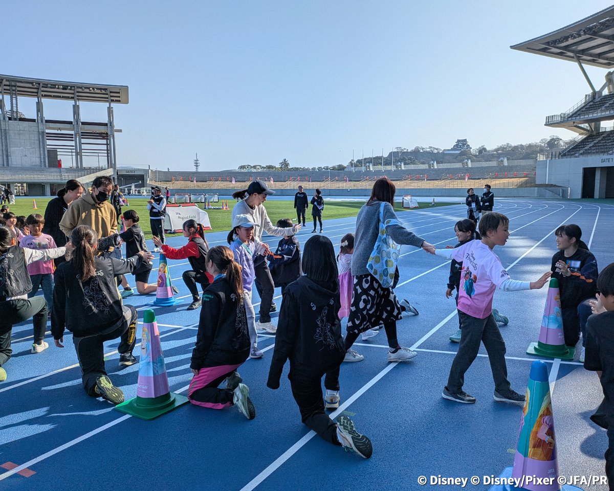 jfa_nadeshiko's tweet photo. 👑JFA マジカルフィールド Inspired by Disneyファミリーサッカーフェスティバル “ファーストタッチ”in滋賀 開催報告👑

3/1(日)、滋賀県会場・平和堂HATOスタジアムにて開催された本イベントには、午前の部 54組・午後の部 63組 、合計117組234名の皆さまにご参加いただきました👏
子どもたちも保護者の皆さんも笑顔いっぱいで、思い出に残る一日となりました✨

「たった一歩で、世界は広がる。」というコンセプトのもと、思い切ってサッカーに触れる“最初の一歩”を踏み出してくださった皆さま、本当にありがとうございました✨

参加者コメント💬　
❤「初めての参加でしたが、まずディズニーの可愛らしい雰囲気でのお出迎えで、緊張していた子どもも少し解けて、メニューをこなすにつれて笑顔がたくさん見れて、普段目にしない表情も多く、親子のコミュニケーションもたくさん取れました」

❤「普段から子どもが体験できる催しが少ないと感じていたので、今回のようなイベントを近場で開催してもらえてとても良かったと思います。
ディズニープリンセスを関連づけられていて、子どもも関心を持ちやすかったと思います。
複数人でサッカーをする機会が少ないので、他の子どもやコーチとゲームをする時間はとても貴重だったなと感じました。ありがとうございました」

本イベントは『たった一歩で、世界は広がる。』というコンセプトでウォルト・ディズニー・ジャパン株式会社とJFAが取り組む、女子サッカー応援プロジェクト「JFA マジカルフィールド Inspired by Disney」の一環として開催しています👑👗

『JFA マジカルフィールド Inspired by Disney』の詳細はこちら⏬
https://t.co/yBzYvdOaBx

#マジカルフィールド #jfa #Disney
#女子サッカー #ディズニープリンセス