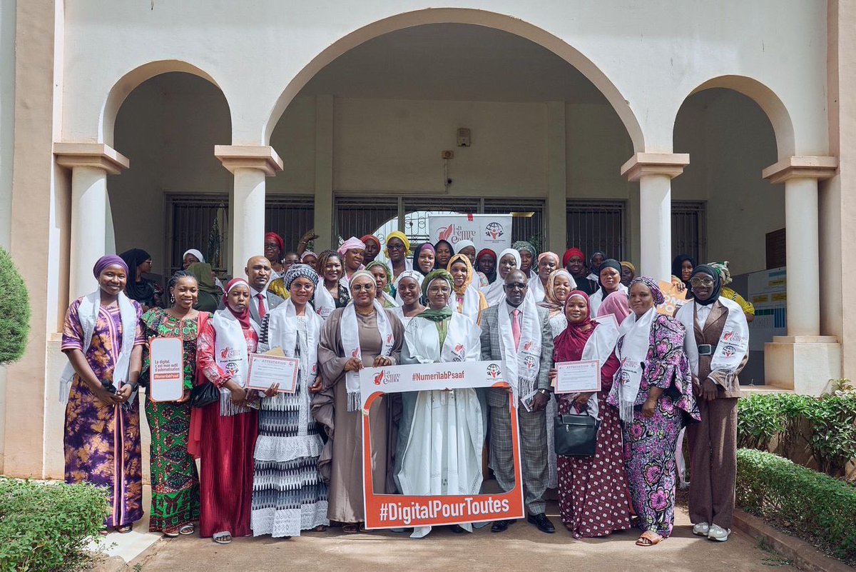 psaafml's tweet photo. Cérémonie de clôture du projet #NumeriLab présidée par la Ministre de l’Entreprenariat Oumou Sall Seck. Après 9 mois, 30 femmes et filles de Bamako et Kati formées au numérique et au leadership, dont veuves et diplômées sans emploi. Merci au #PSAAF3 #LaFemmeenMoi @Poulodebo https://t.co/NnXexDaUbz