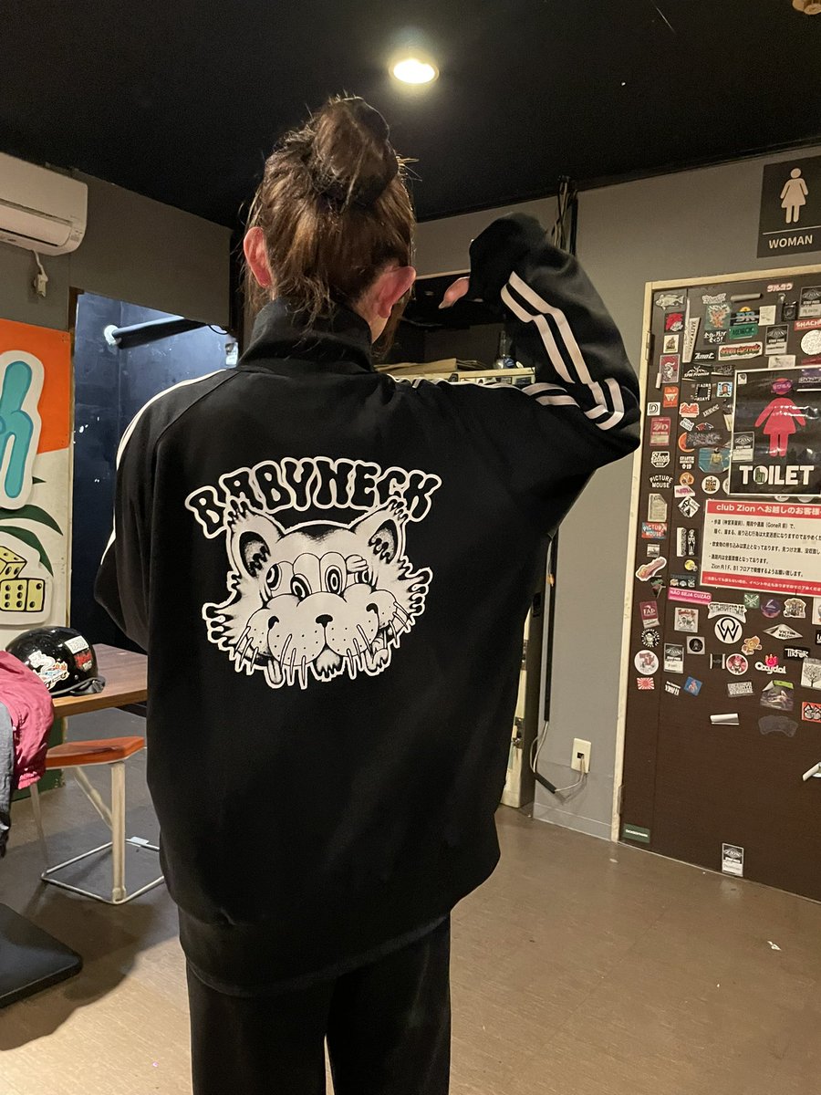 _BabyNeck_'s tweet photo. BabyNeckのジャージがちょくちょく売れて嬉しいです。
好きなデザインプリント出来ると思うんで、あなたの好きな組み合わせで着てください✨
詳細はDMまたはコメントにて！ https://t.co/xzl79byd05