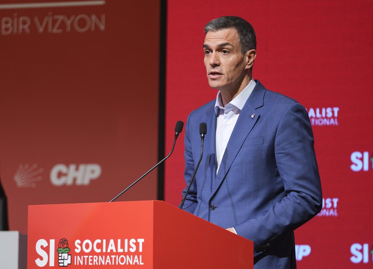 İspanya Başbakanı Pedro Sánchez:

23 yıl önce, bir başka ABD yönetimi bizi Orta Doğu'da bir savaşa sürükledi.

O zamanlar da, bu savaşın Saddam Hüseyin'in kitle imha silahlarını ortadan kaldırmak olduğunu iddia etmişlerdi ve demokrasiyi getirmek için saldırı yapıldığı
