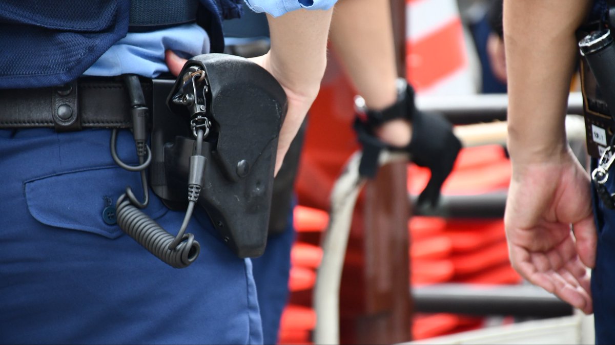 FireFront119's tweet photo. #殉職警察官国際追悼の日

水害救助の濁流に
極寒の立てこもりの中で狙撃
過激派との戦いの中火炎瓶で
踏切での自殺企図者を救うため踏切内へ
切り付けられながらも最後の力でけん銃を発砲
避難誘導のために警報下の街に

不偏不党且つ公平中正に警察職務の遂行に当る全ての警察官たちへ。 https://t.co/VKlqU9q3r8