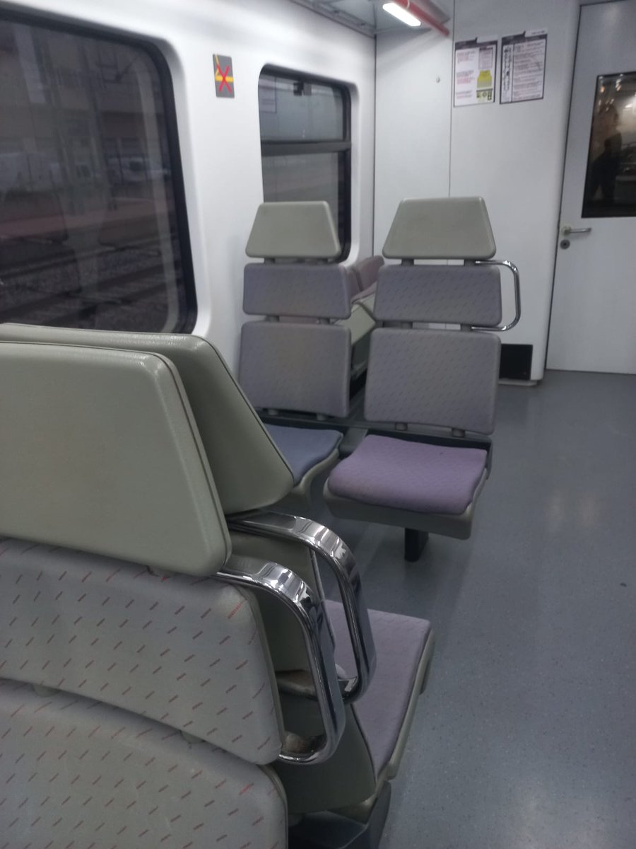 TrensDignesEbre's tweet image. ⚫🔴De bon de matí amb seients durs com una paret 🧱 al 🚇 #Tortosa - #BCN . A qui li passem la factura del massatgista❓ 
@govterresebre @rodalies 

#TrensDignes ‼️