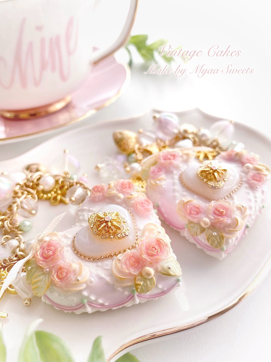 𝟓年前と𝟔年前に限定発売した、
ビンテージドルチェのリメイク作品です♡

ストライプ柄のハートケーキに
薔薇の砂糖菓子をトッピングしました🥀🌿

まるで陶器のようにツヤツヤです🐰✧︎