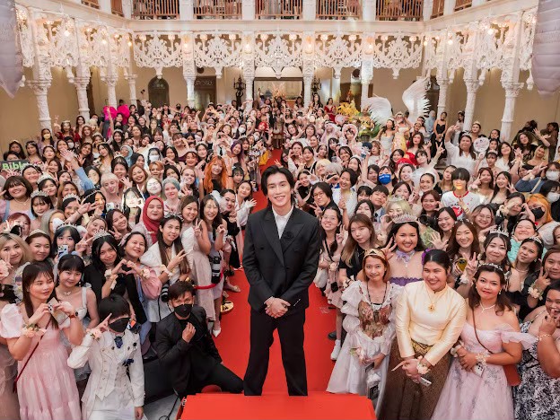 อยู่ภายในใจเป็นหมื่นล้านคำ บอกให้เธอฟังไม่ได้ซักคำ เปล่งได้แค่เสียงเบา เบา ในยามลำพัง ว่าฉันรักเธอ ฉันรักเธอ~~ 🖤🖤
5 YEARS WITH BIBLE
#BSUMBODY5thBDAY

𐙚⋆°. #bsumone #bsumbody
#BibleWichapas <a href="/biblesumett/">Bsumettikul</a>