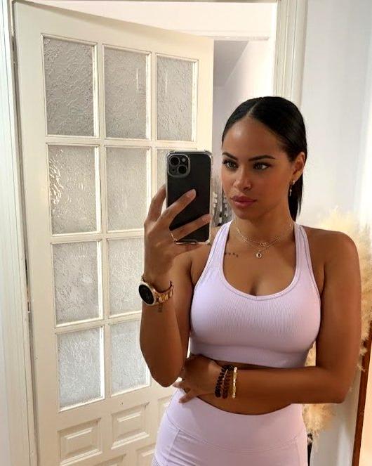 jasmineebonyyy's tweet image. take the hint and comment '💓', because i’ve been waiting for you to notice 😏