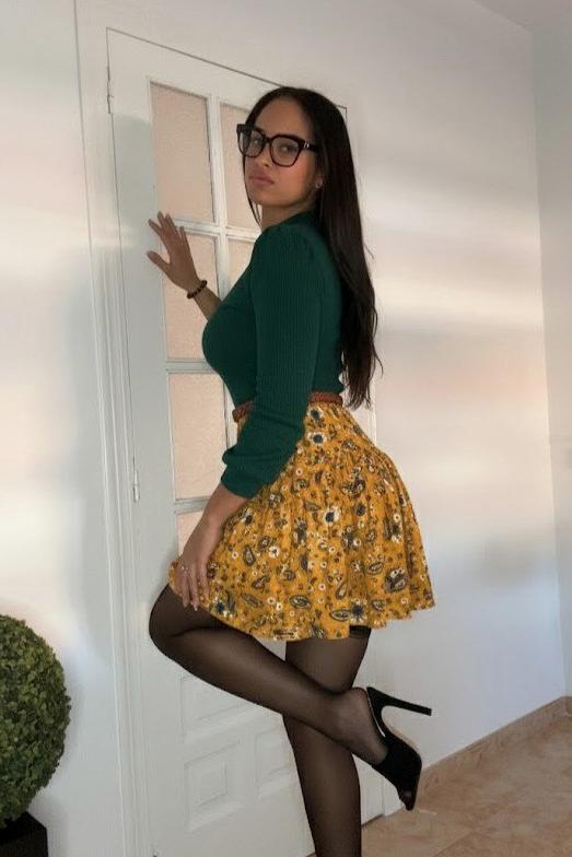 ebony_jasminee's tweet image. step a little closer and comment '😉', and i’ll meet you halfway with a smile 😏