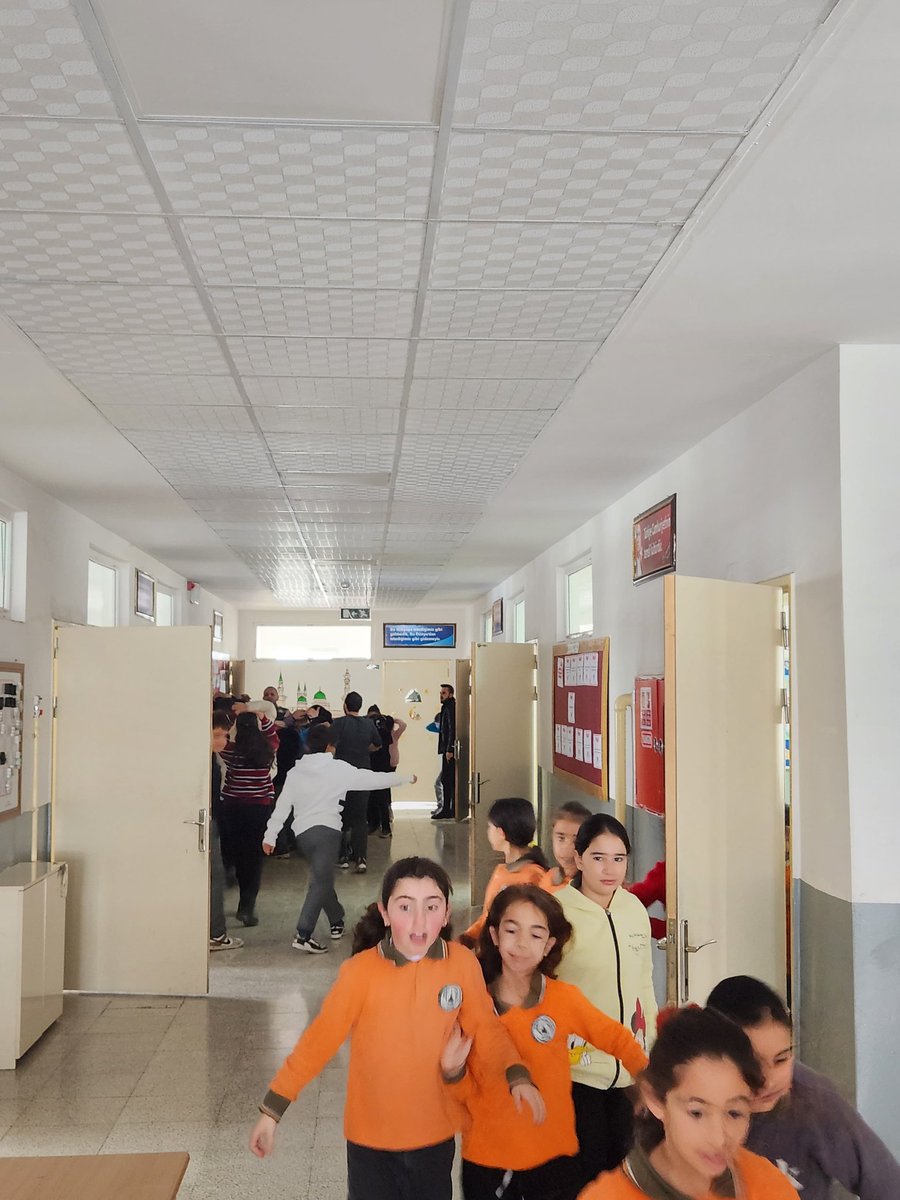 ÖNLEM AL! HAYATTA KAL!
Deprem anında"Çök-Kapan-Tutun" hayat kurtarır!
📌 Her yıl 1-7 Mart tarihleri arasında kutlanan Deprem Haftası, toplumda afet bilinci oluşturmayı ve deprem gerçeğini unutmamayı amaçlar. “Unutmayın: Önlem almak panik değil, bilinçtir.”
<a href="/Yalcn_Sune/">Yalçın Süne</a> <a href="/Varto_MEM/">VARTO İLÇE MİLLİ EĞİTİM MÜDÜRLÜĞÜ</a>