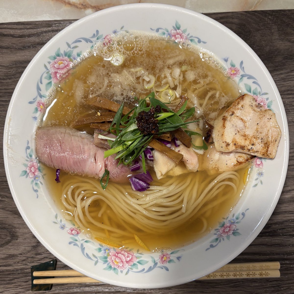 oshirichanramen's tweet image. #improv
節と煮干しのスープの塩ラーメン
手前と奥で味が違ってめんまかと思いきや蓮根が紛れてたり、柚子がいたり、
味はもちろんめっちゃ美味しい前提で
食べててすごく楽しいラーメンだった！

店主さんも気さくな方で
即興でなんでも作ってくれるのすごい
次行くときはお腹減らして和え玉も必ず🫶🏻