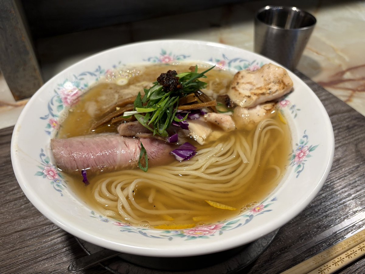 oshirichanramen's tweet image. #improv
節と煮干しのスープの塩ラーメン
手前と奥で味が違ってめんまかと思いきや蓮根が紛れてたり、柚子がいたり、
味はもちろんめっちゃ美味しい前提で
食べててすごく楽しいラーメンだった！

店主さんも気さくな方で
即興でなんでも作ってくれるのすごい
次行くときはお腹減らして和え玉も必ず🫶🏻