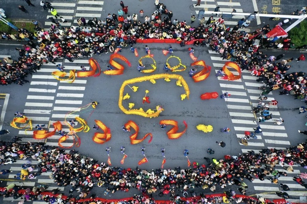 liang77978's tweet photo. 当龙狮走进街巷，当锣鼓响彻市井，当非遗文创走进集市、走进百姓的购物车——传统文化从未远去，它只是换了一种方式，陪在我们身边。 https://t.co/07wPQRTuFA
