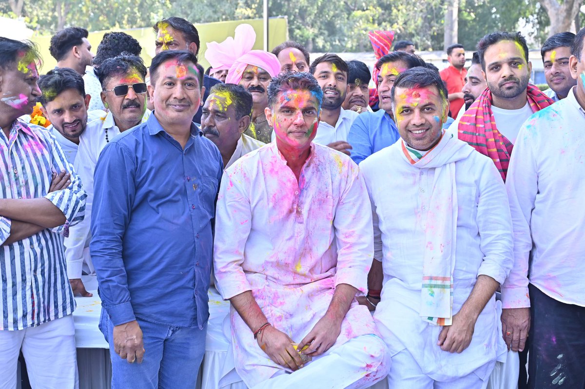 होली के पावन अवसर पर आपको और आपके परिवार को बहुत-बहुत शुभकामनाएं। 
यह त्योहार आपके जीवन में खुशियों के रंग भरे।"
🙏🌷 *Happy Holi* 🌷🙏