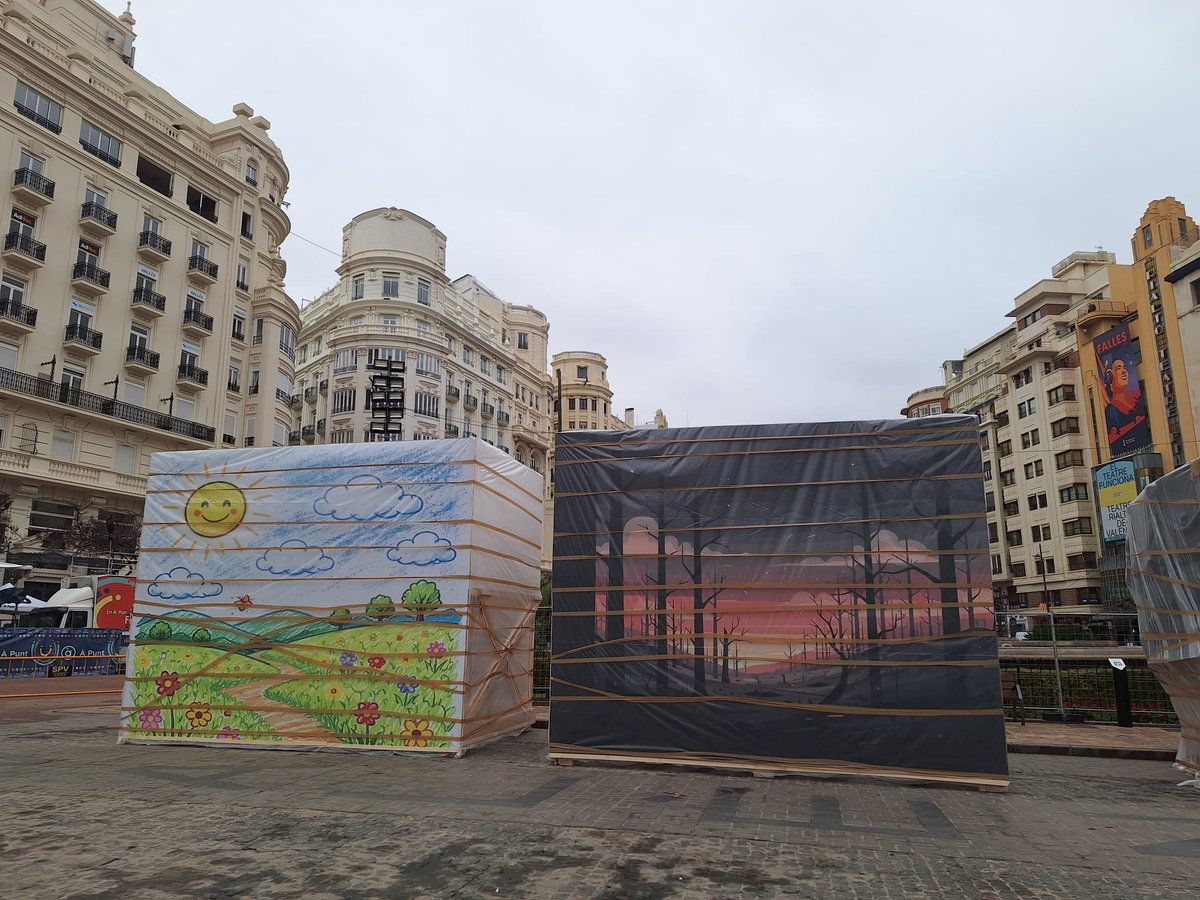 AjuntamentVLC's tweet photo. 🆕 Ja en tenim les primeres peces de la #fallamunicipal a la plaça de l'Ajuntament 📍
🎨 Estem desitjant veure plantada “Hope”, d'@a_santaeulalia, Vicente Llácer i José Santaeulalia, que reivindica l'esperança per la pau mundial ☮️
#FallesMunicipals #Falles26🔥 https://t.co/EjqRZGVgBL