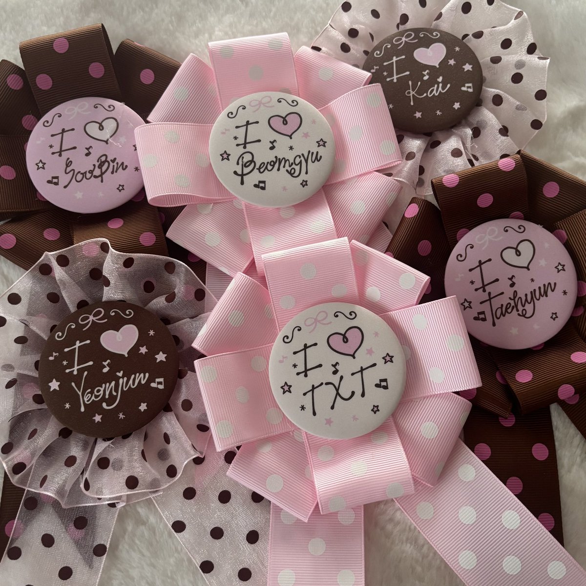 ⏔⏔⏔ ꒰ ᧔ෆ᧓ ꒱ ⏔⏔⏔
𝓝𝓮𝓪𝓹𝓸𝓵𝓲𝓽𝓪𝓷 𝓛𝓸𝓿𝓮 💓
⏔⏔⏔ ꒰ ᧔ෆ᧓ ꒱ ⏔⏔⏔

 ꒰ wonders at 5:53 ꒱ 
freebies by 80gummy

🤍 first 6 gets a rosette 
🩷 exact time and loc tba
🤎 1:1 only

see u moas (˶ᵔ ᵕ ᵔ˶) ‹𝟹

#DunkinPH_WondersAt553 #TOMORROW_X_TOGETHER #TXT